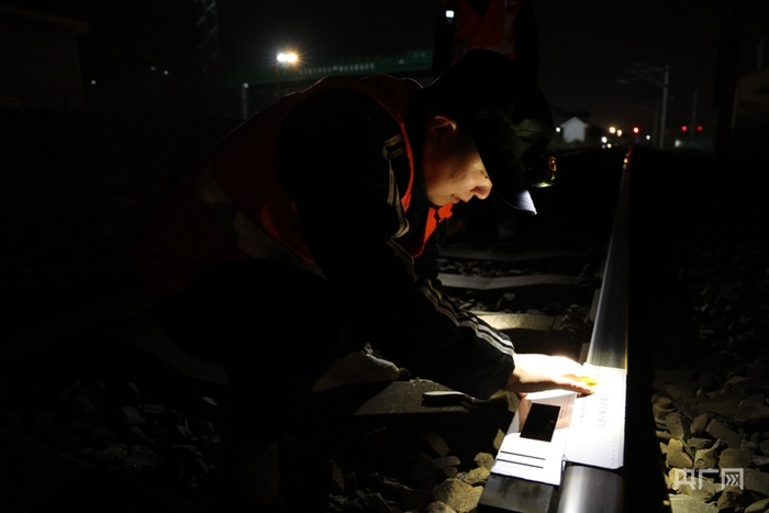 郭亚光使用磁钢安装标准计量尺测量磁钢安装位置（央广网发  郑则民  摄）