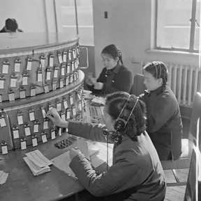 1963年春节前夕，北京站加强电话登记车票业务。高宏 摄