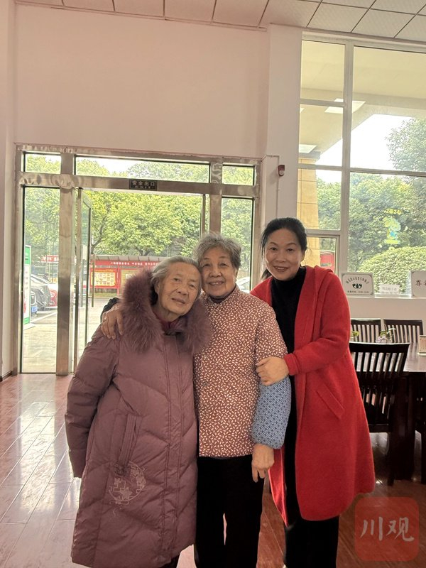 刘春香（图右）和她的“妈妈”们。魏冯 摄