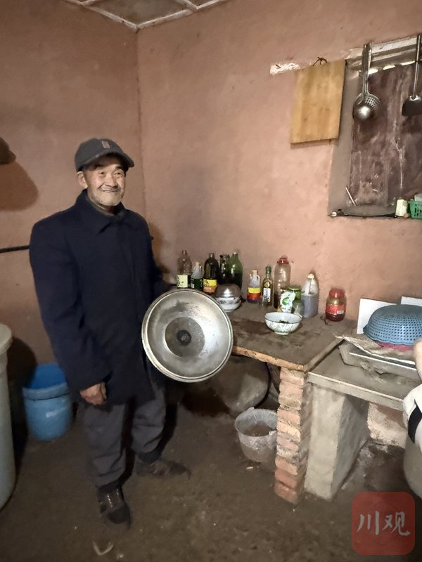 富兴镇棋盘村李尚早老人一个人在家，一天就炒一碗菜。魏冯 摄