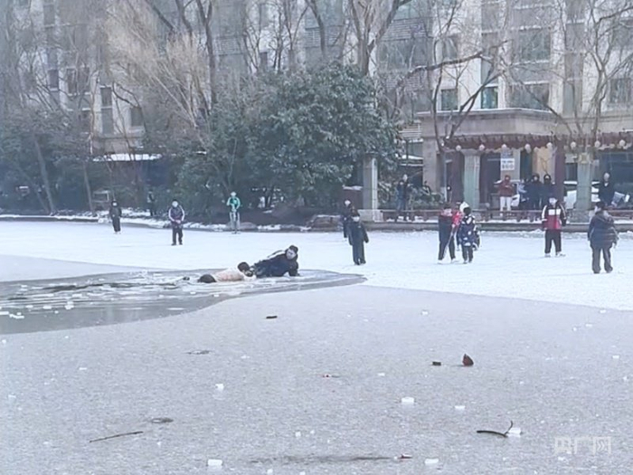 另一黑衣男子同样匍匐前进，爬向班隽楠，伸出手将他拉上岸（央广网发  受访者供图）