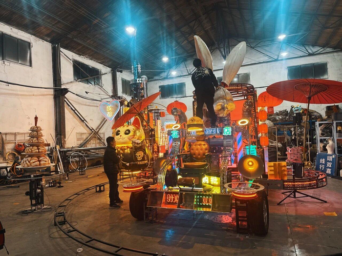 “艺奇客小组”专为本次成都双年展创作的现场装置《饱满之城》