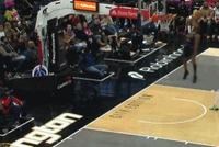 有几分相似！布朗尼快下劈扣 詹姆斯替补席看爽了