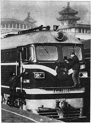 1992年，北京内燃机务段的司机在春运期间保养车辆。邵元炬 摄