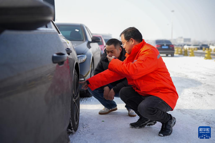 　　1月31日，在新疆乌鲁木齐中铁特货乌鲁木齐分公司三坪物流基地，工作人员与客户黄先生一同检查待托运车辆车况。