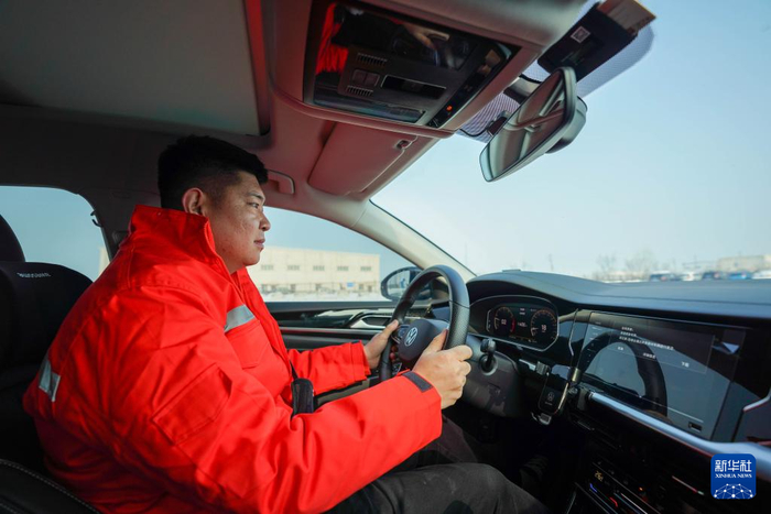 　　1月31日，在新疆乌鲁木齐中铁特货乌鲁木齐分公司三坪物流基地，工作人员驾驶待托运车辆驶入列车。