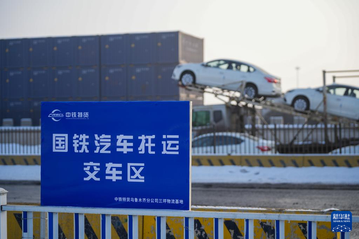 　　这是1月31日在新疆乌鲁木齐拍摄的中铁特货乌鲁木齐分公司三坪物流基地国铁汽车托运交车区。