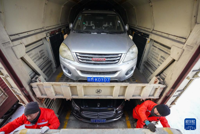 　　1月31日，在新疆乌鲁木齐中铁特货乌鲁木齐分公司三坪物流基地，工作人员关闭列车车厢。