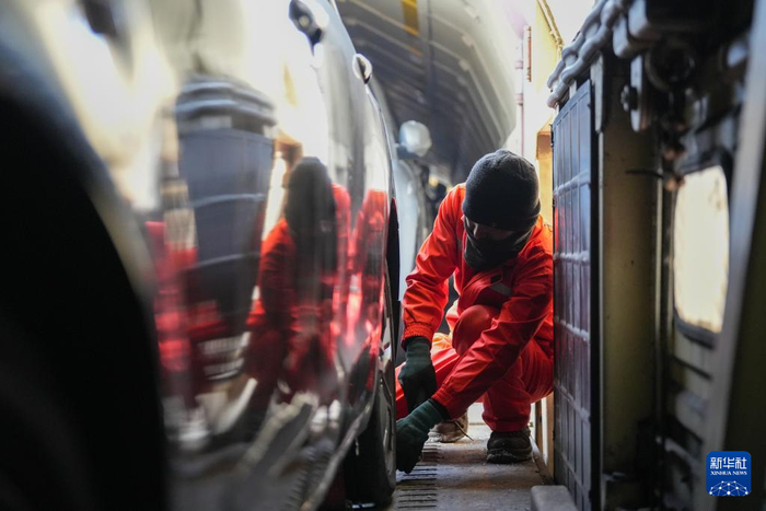 　　1月31日，在新疆乌鲁木齐中铁特货乌鲁木齐分公司三坪物流基地，工作人员在列车中固定待托运车辆。
