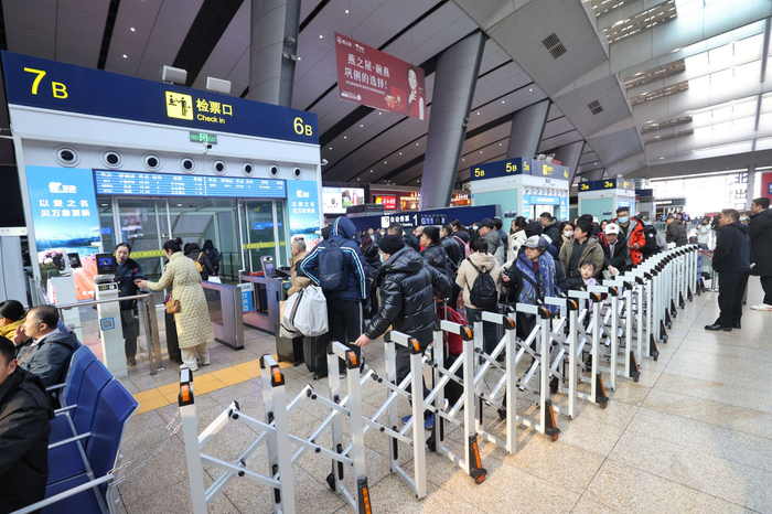 部分检票口排队改为“后绕”，留出旅客通行空间。新京报记者 王贵彬 摄