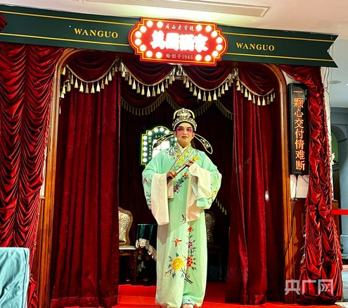 万国酒家舞台上粤剧表演烘托出浓郁年俗氛围（记者  滕艳娇  摄）