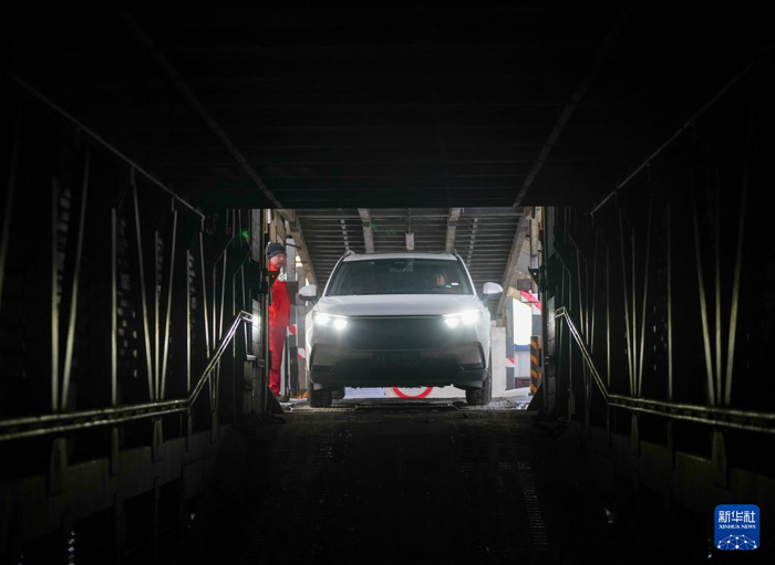 　　1月31日，在新疆乌鲁木齐中铁特货乌鲁木齐分公司三坪物流基地，工作人员驾驶待托运车辆在列车中行驶。