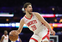 灾难！申京持球单打后仰跳投再铁 目前已7投0中