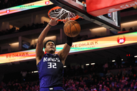 名记：国王通过交易腾出了一个名额 将转正双向合同中锋考德威尔