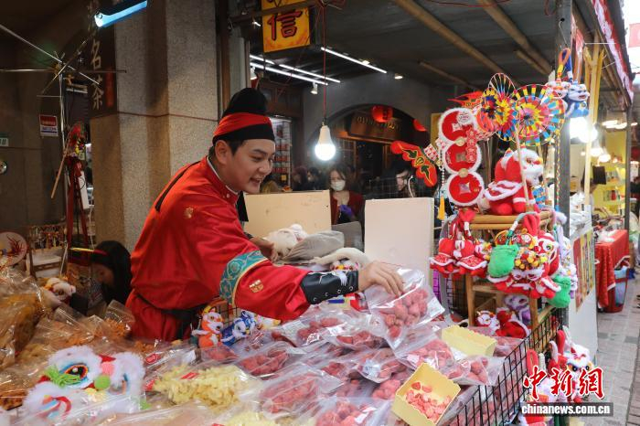 1月31日，台北年货大街开市。图为身着汉服的吴旻义正售卖商品。 中新社记者 刘大炜 摄