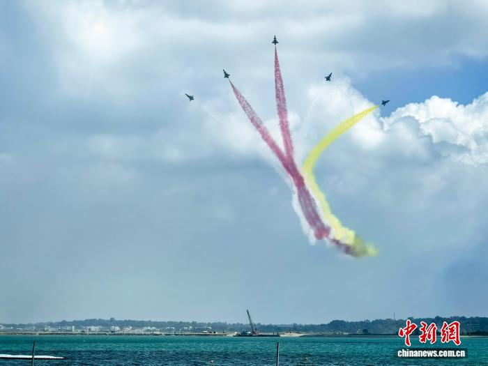 2026年2月1日，应邀参加第十届新加坡航展的中国空军八一飞行表演队进行检验性飞行。陈恺泽 摄
