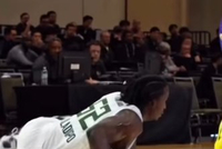 干干净净😬布朗尼G联盟比赛一个背后运球将奥拉迪波晃趴在地！