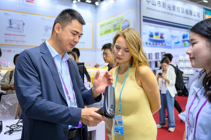在广交会上，东莞制造产品获得采购商青睐。程浩 摄