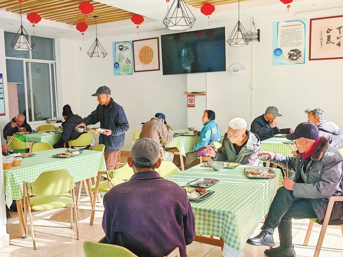 老人在古城区象山社区幸福食堂用餐。通讯员 赵根玉 摄