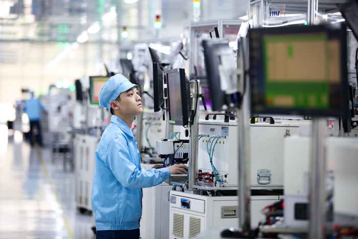 图为OPPO智能工厂生产一线。受访单位供图