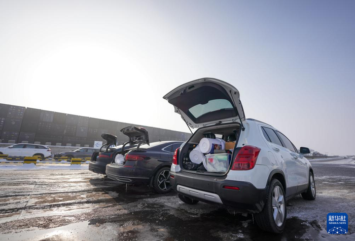 　　这是1月31日在新疆乌鲁木齐中铁特货乌鲁木齐分公司三坪物流基地拍摄的待安检车辆。