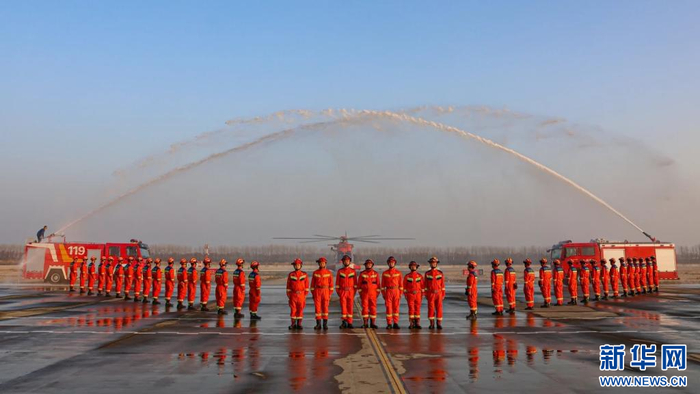 华中区域应急救援中心以航空界最高礼遇“过水门”热烈欢迎机组（视频截图）。新华网发（华中区域救援中心供图）