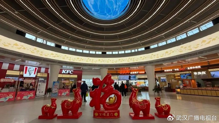 武昌鱼服务区充满节日氛围。（通讯员 周鑫 摄）