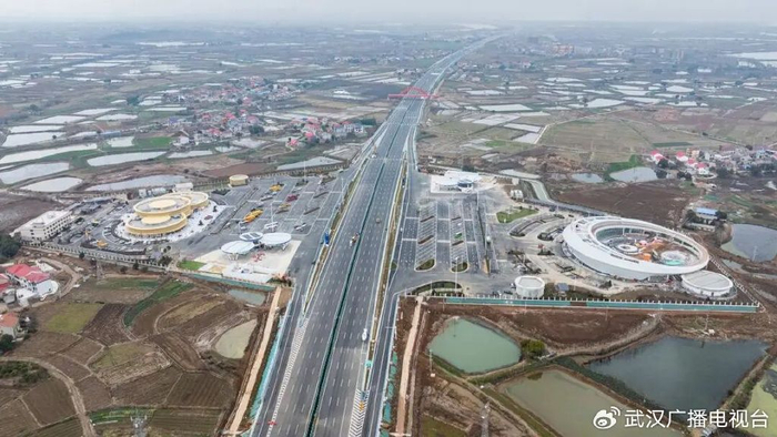 航拍焕然一新的武黄高速武昌鱼服务区。（湖北日报全媒记者 何宇欣 摄）
