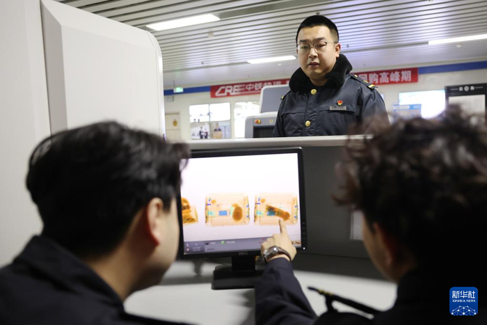 2月1日，在中铁快运兰州西站营业部，旅客托运的宠物在进行安检。新华社记者 陈斌 摄