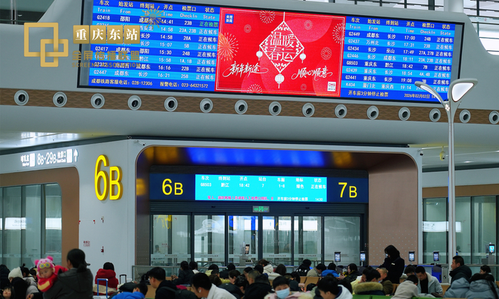 愿这份温情的陪伴，穿过人海，温暖你奔赴团圆的每一程。海报也点亮多地城市地标与户外荧屏，目光所及，温暖相随。