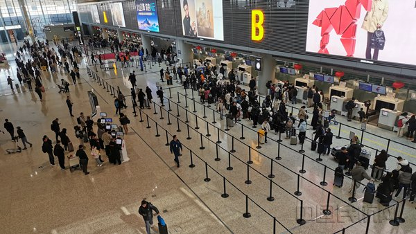 2月2日春运首日，东航在虹桥机场有序保障旅客出行（钱擘 摄）