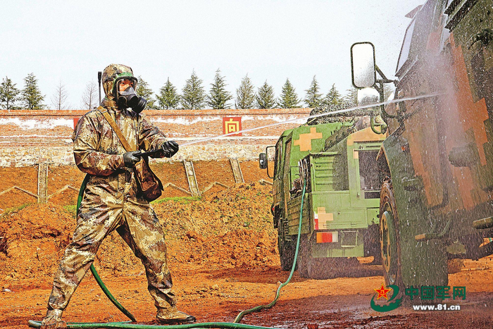 　　第83集团军某旅组织防化洗消训练。杨小伟 摄