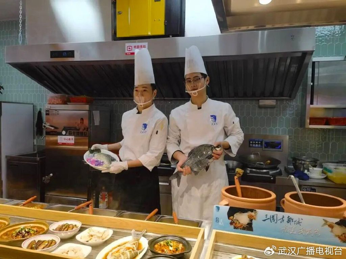 武昌鱼服务区的鲜鱼。（湖北日报全媒记者 戴辉 摄）