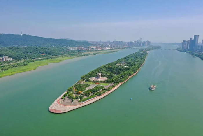 被绿水青山环绕的橘子洲头，是镶嵌在湘江上的绿色明珠。政协融媒记者闫利鹏摄