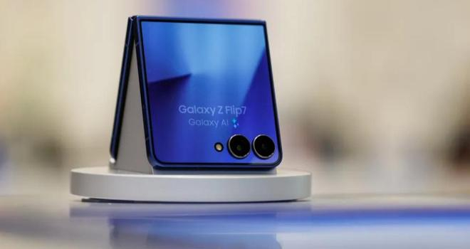 ▲三星的折叠手机Galaxy Z Flip 7（图源：彭博社）