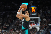 效率不高！卡马拉13中5拿到12分4板 上半场早早3犯