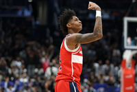 都不服气啊！AJ·约翰逊一条龙单臂隔扣考德威尔被后者干扰砸飞