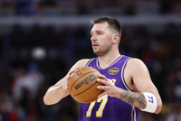 身手全能！东契奇半场14中6砍下18分7板4助 但三分9中3