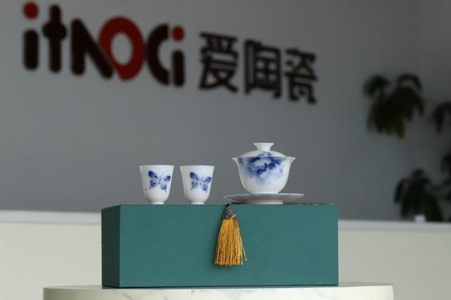 图说：此次参与直播的高端系列白瓷茶器，来自“爱陶瓷”的⼤师⼿绘⻘花系列。