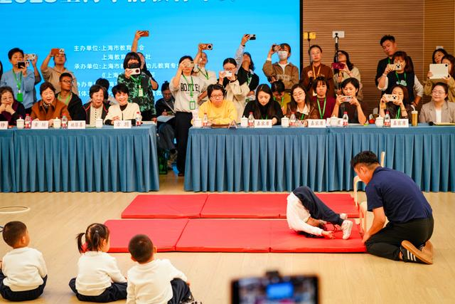 幼儿尝试前滚翻。 来源：上观资料图片