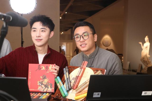 图说：永春香非遗传承人走进直播间，和蜜蜂惊喜社主播一起溯源泉州永春香。