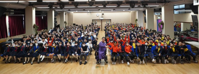 邓英兰参加学校活动