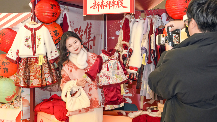 （图：顾客在银泰百货选购传统年服）