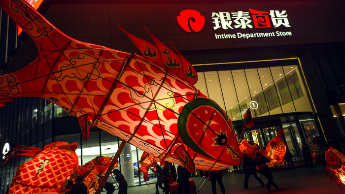 （图：合肥高新银泰百货“非遗”鱼灯）