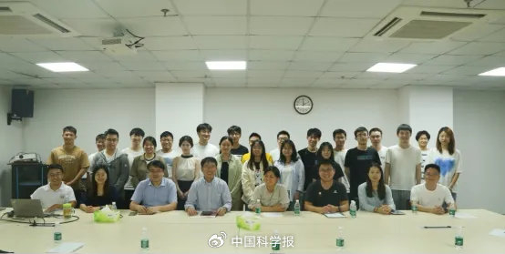 文双春（前排左四）在“院长午餐会”上