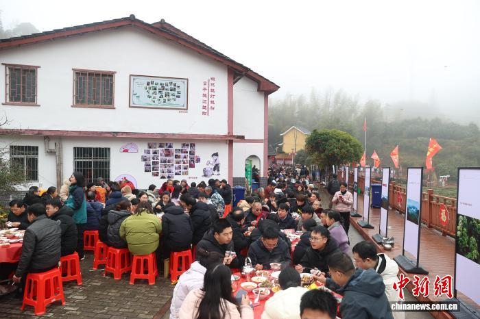  2月1日，中国革命圣地江西井冈山神山村，一场别开生面的神山宴人气火爆，墙面上的今昔对比“笑脸墙”颇为醒目。刘力鑫 摄