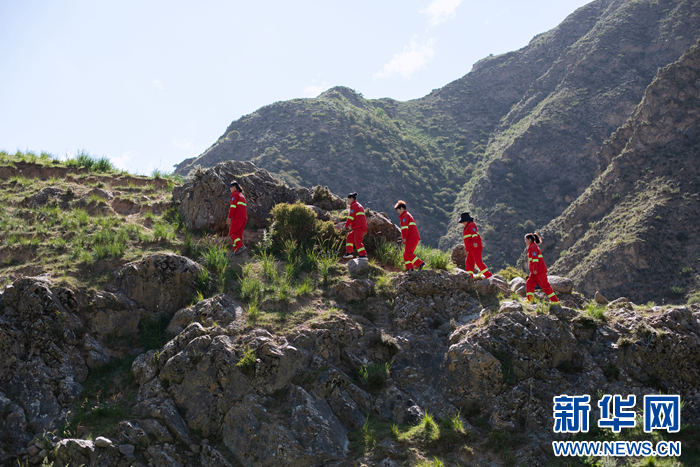 管护员进山巡护（资料图片）。（甘肃祁连山国家级自然保护区管护中心供图）
