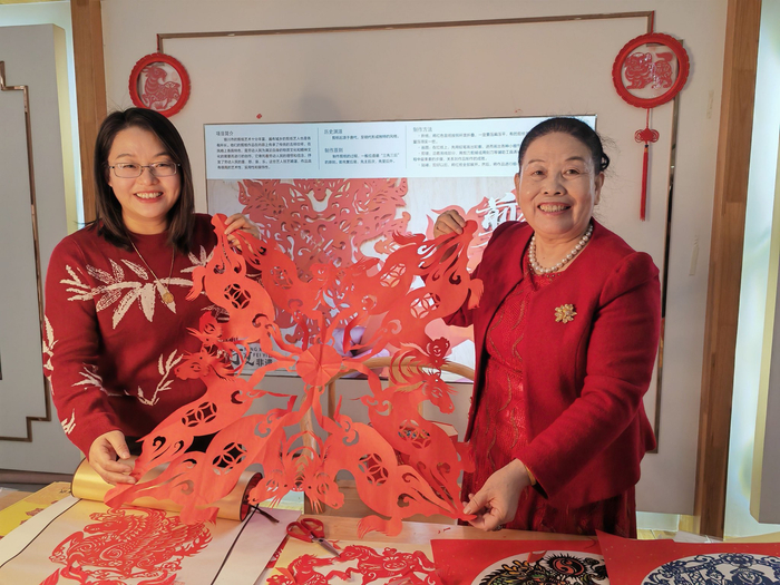 伏兆娥（右）和女儿展示剪纸作品。
