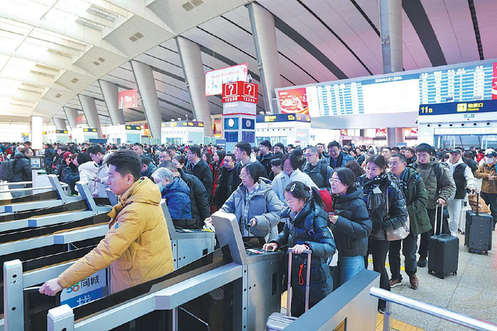 2月1日，北京南站候车大厅，旅客检票进站。　本版摄影/新京报记者　王贵彬