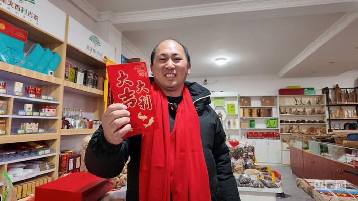 村民罗林辉向记者讲述村庄变化（央广网记者  郇康新  摄）